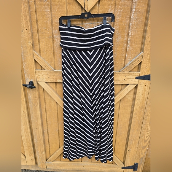 Calvin Klein Black and White Striped Maxi Skirt - Picture 4 of 4